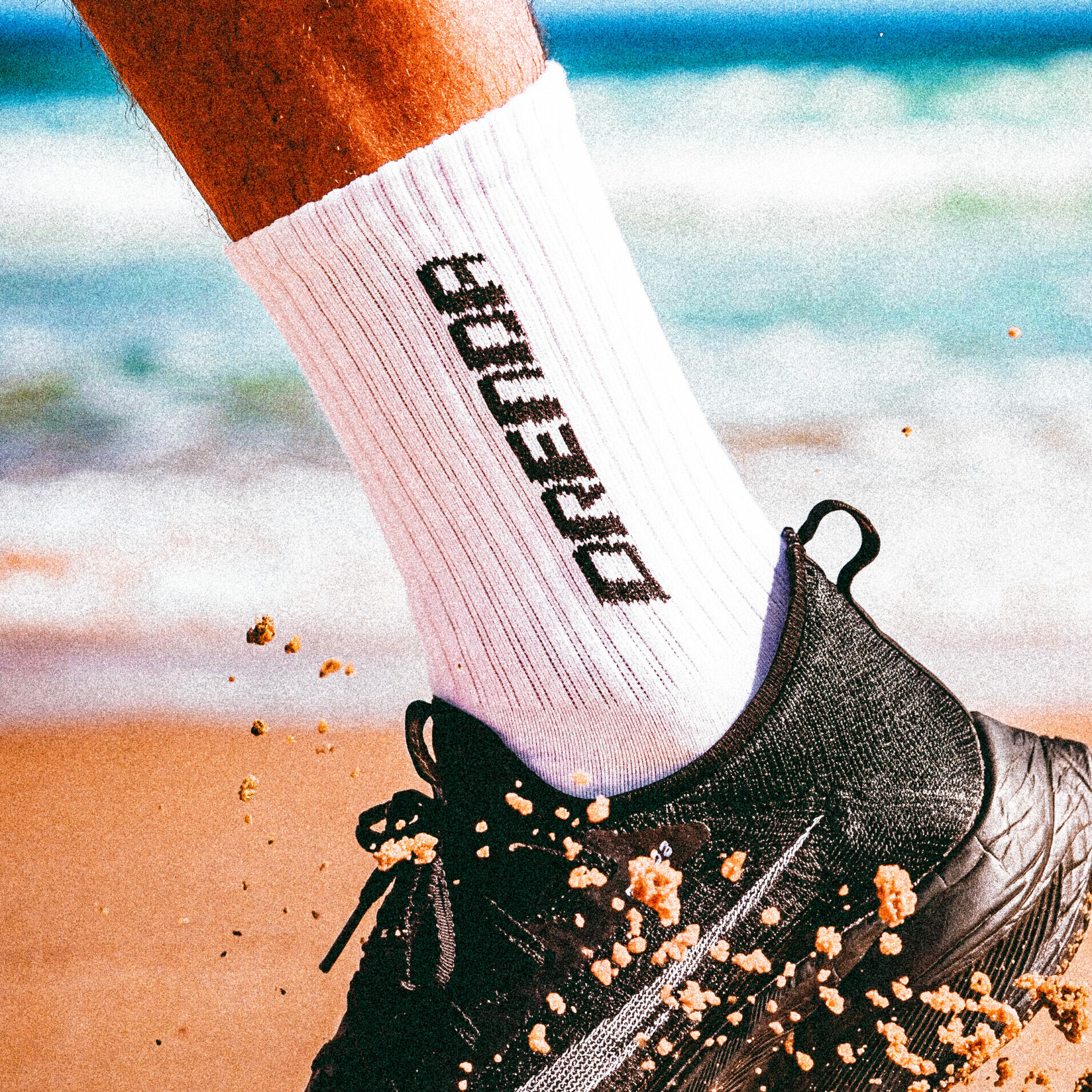 Chaussettes montantes sport blanches Orenda portées en extérieur