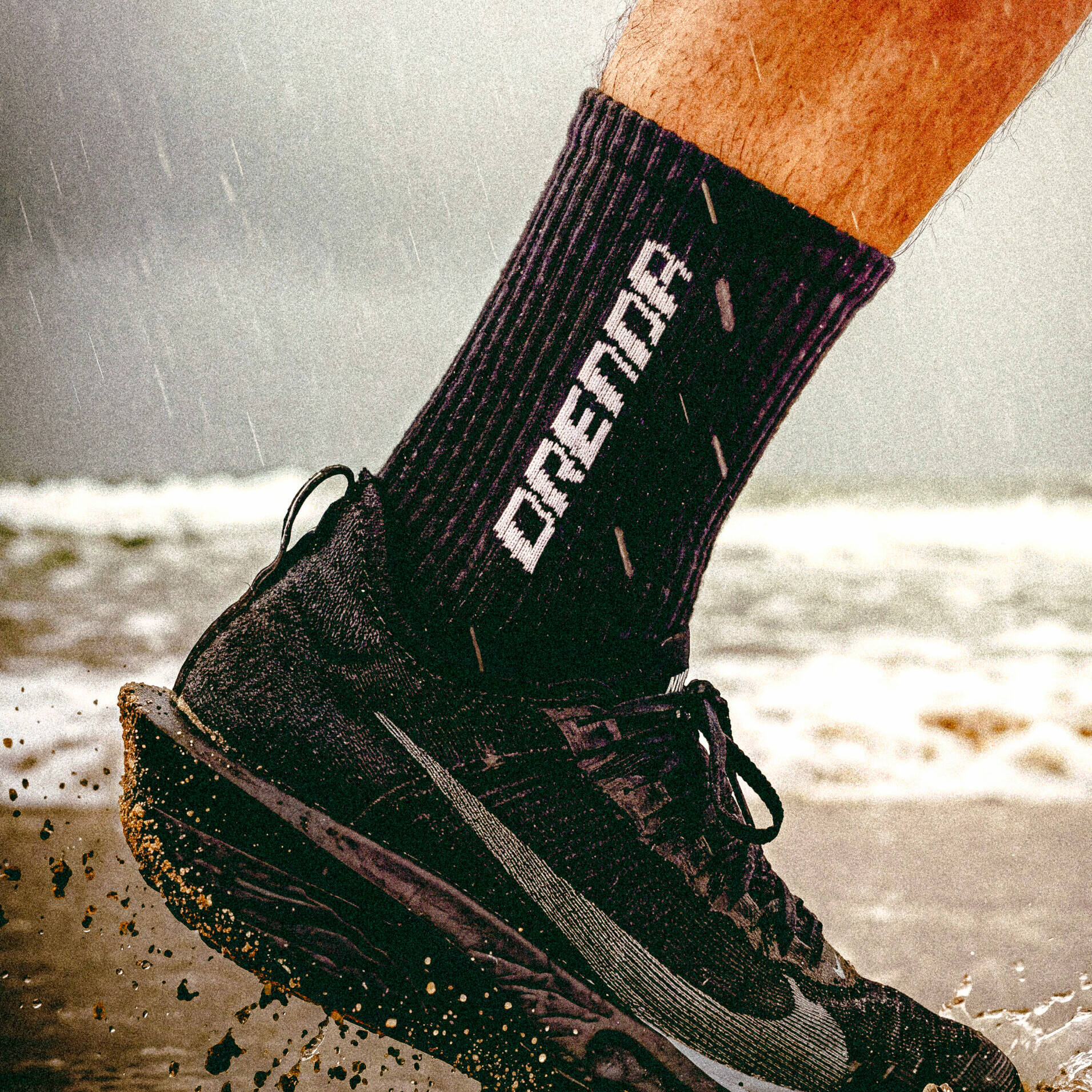 Chaussettes montantes sport noires Orenda portées en extérieur